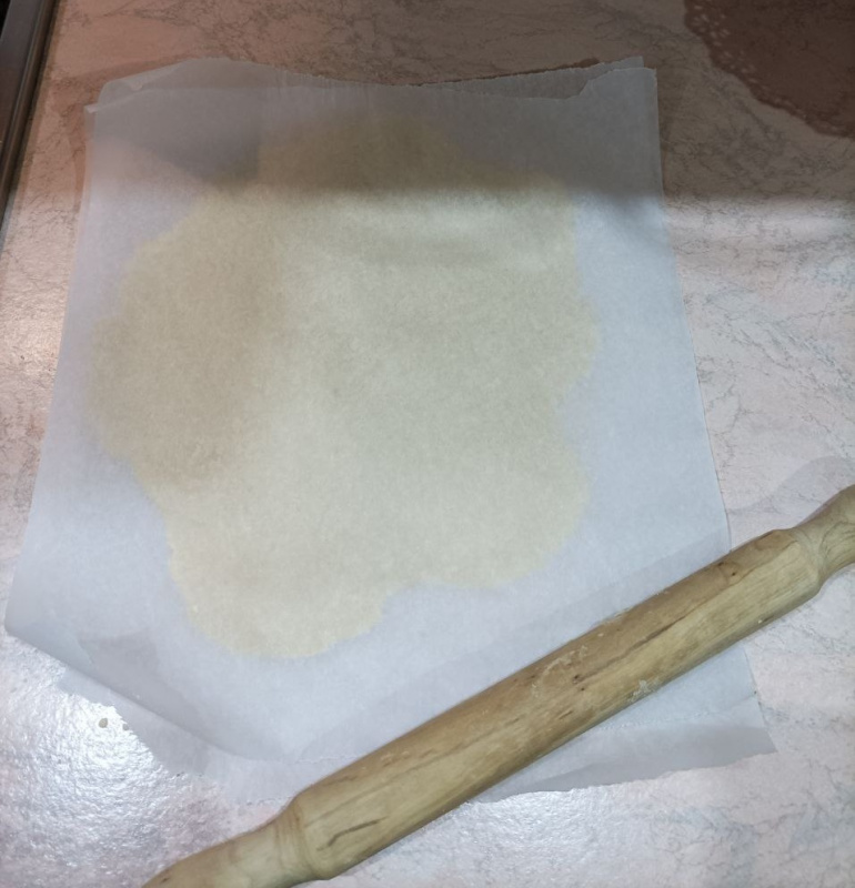 preparazione pasta frolla salata carta forno piano lavoro mattarello cucina