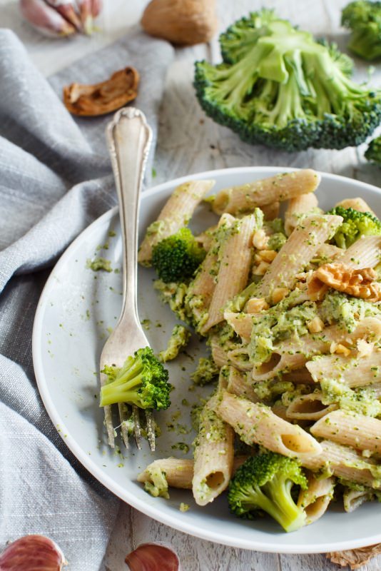 primo piatto pronto pasta integrale penne con crema di broccoli noci aglio forchetta tavola