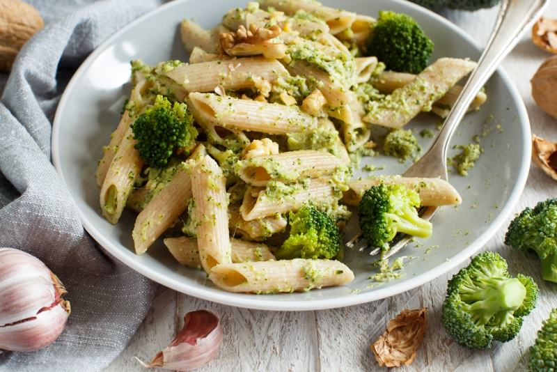 pasta integrale con crema di broccoli e noci