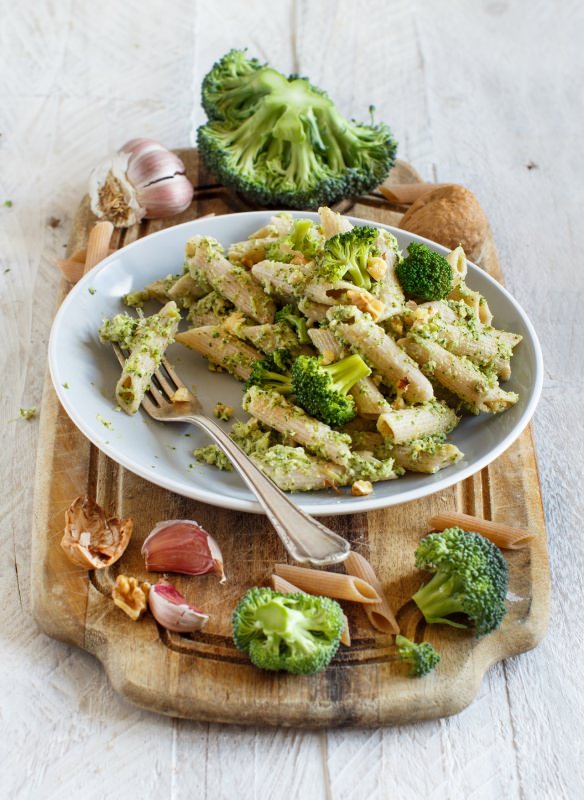 primo piatto pronto pasta integrle penne con crema di broccoli noci aglio tagliere forchetta