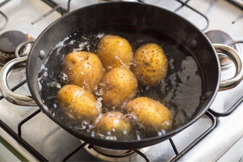patate lessate cottura pentola acqua bollente piano cottura 