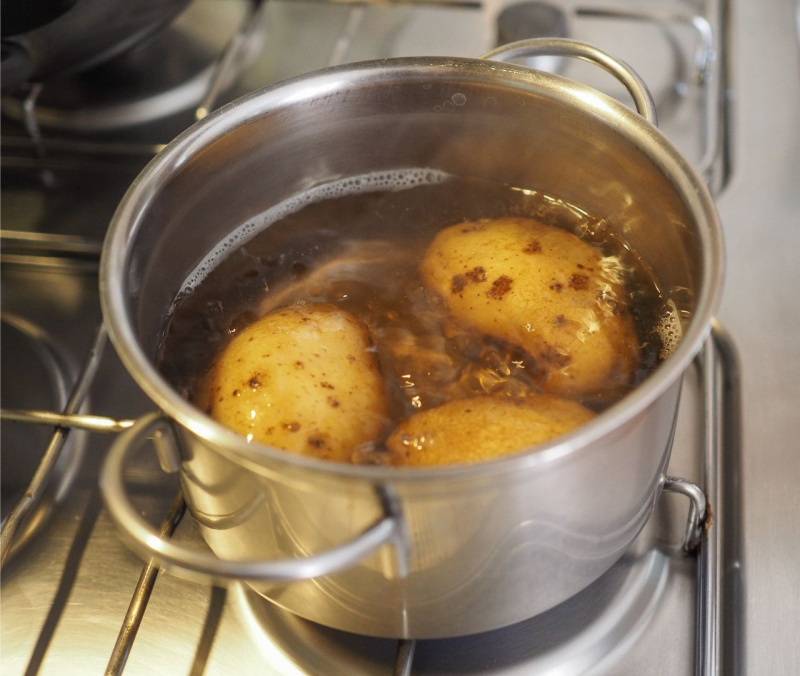 pentola con acqua patate cottura