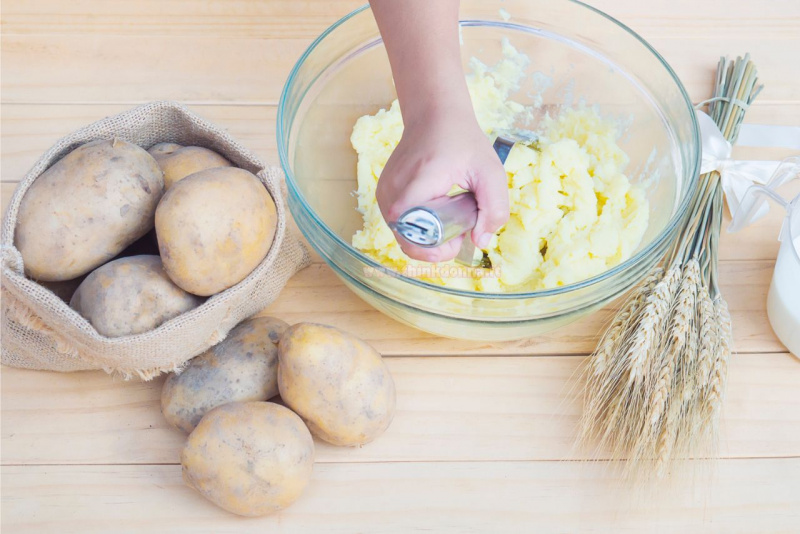 ciotola vetro patate lesse mano donna schiacciapatate sacco iuta tavola legno