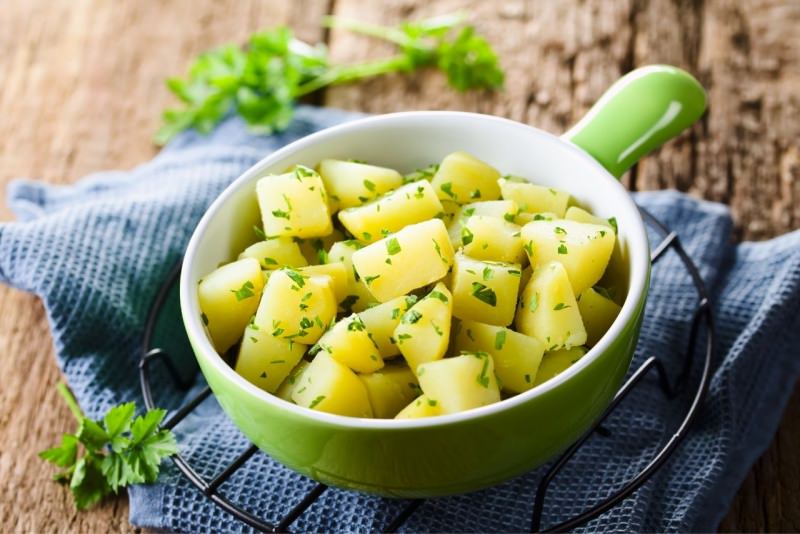 padella ceramica verde con patate prezzemolate contorno 