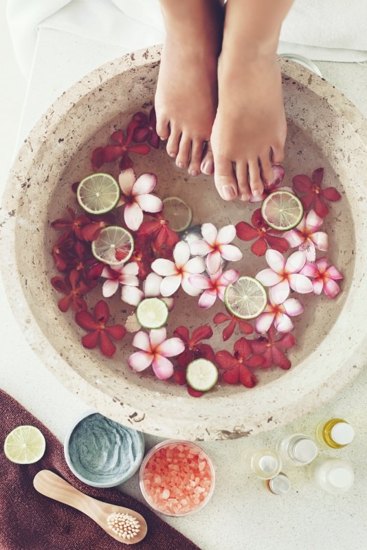 pediluvio casca pietra piedi donn fette di limone fiori rosa cura