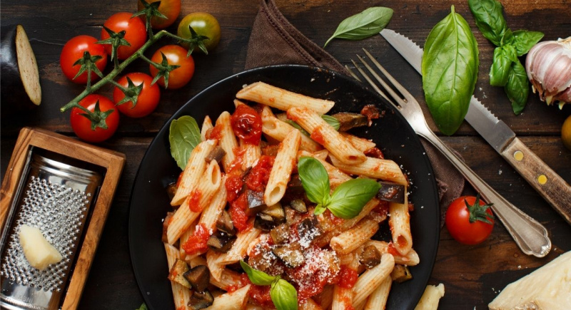 primo piatto pronto pasta penne pomodori melanzane grattugia forchetta coltello