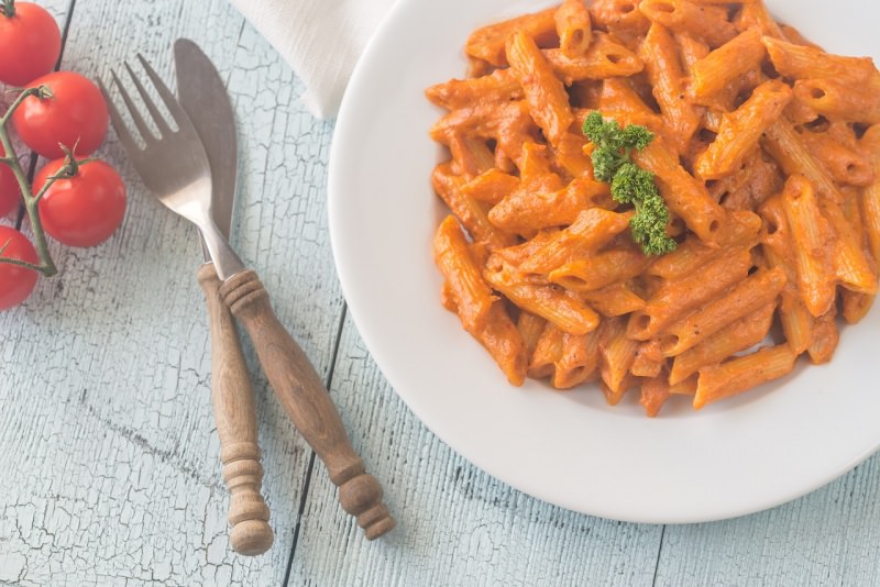 penne alla vodka piatto pronto pasta pomodori forchetta coltello