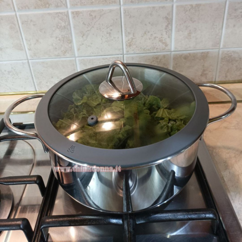 preparazione ricetta pasta con i tinnirumi tenerumi taddi su fornello con coperchio