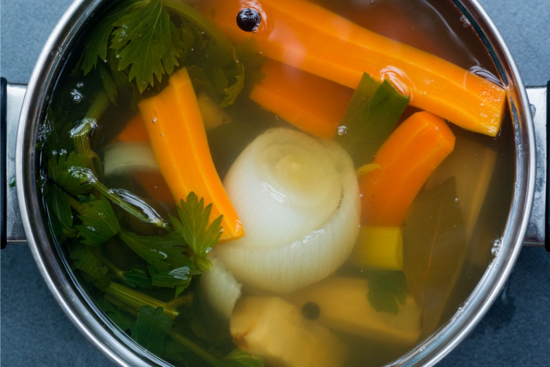 preparazione brodo vegetale fatto in casa pentola carote sedano cipolle