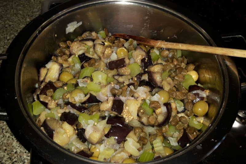 preparazione caponata siciliana melanzane cipolla sedano capperi olive cottura pentola