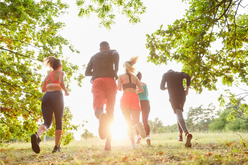 uomo donna corrono parco uomini donne jogging alberi 