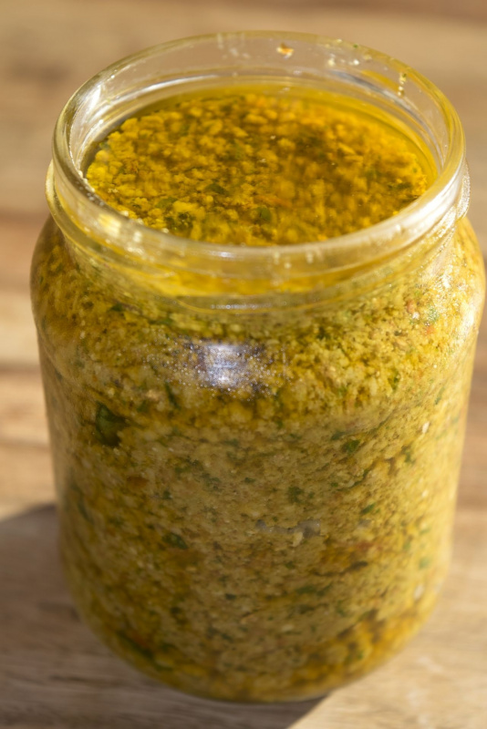 vasetto di vetro con pesto siciliano alla trapanese