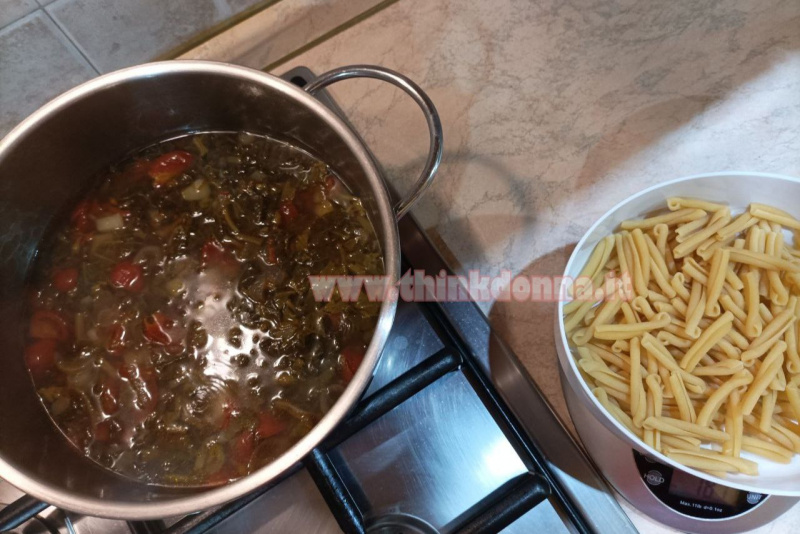 preparazione ricetta pasta con i tinnirumi tenerumi taddi pasta tipo caserecce piano cottura