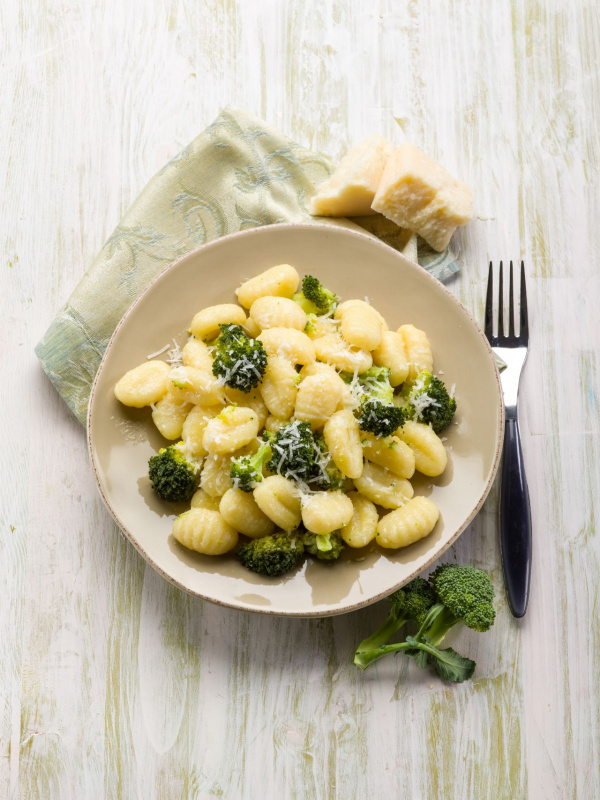 gnocchi broccoli crema parmigiano reggiano tavola legno grigio forchetta broccolo verde