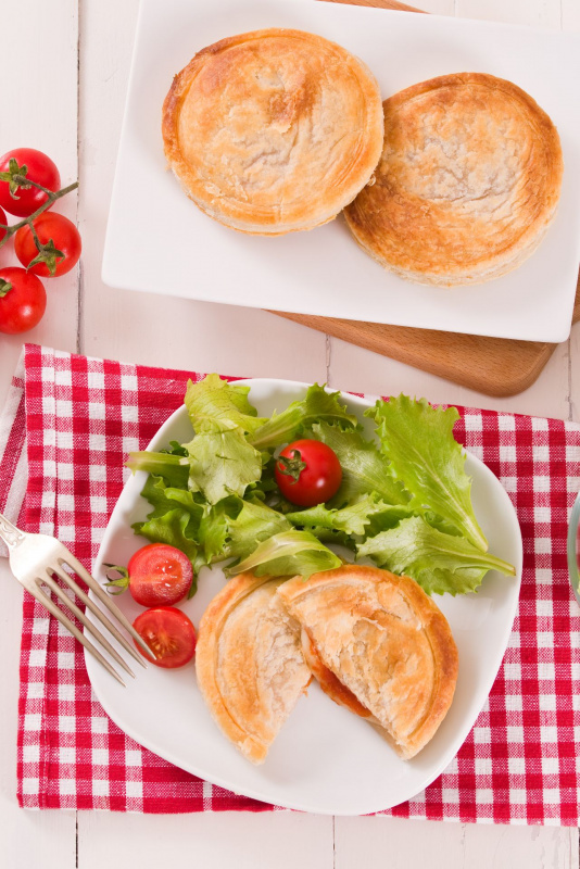 panzerotti di pasta sfoglia ripieno pomodori mozzarella prosciutto contorno insalata lattughino