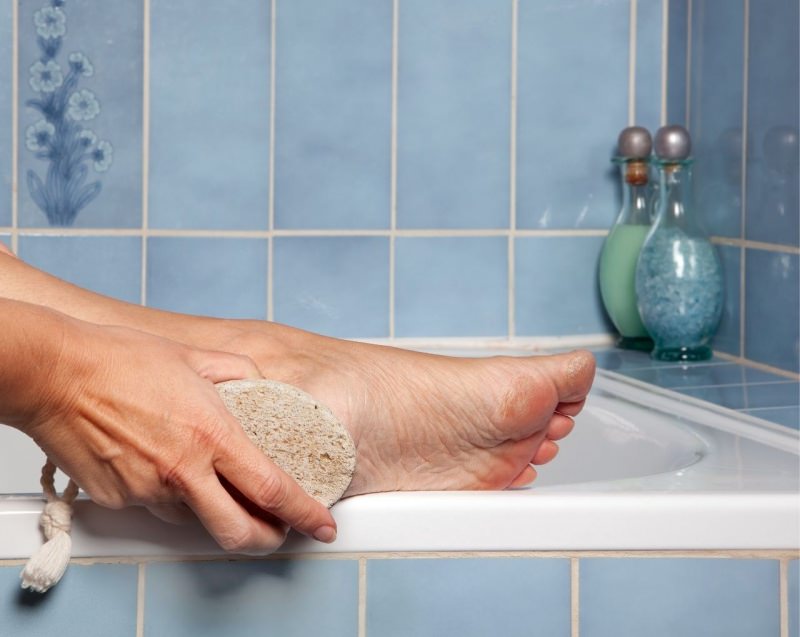 pietra pomice piede vasca bagno pistrelle azzurro