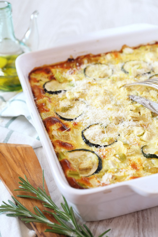 Torta Salata con patate, zucchine e mozzarella pirofila ceramica bianca oliera