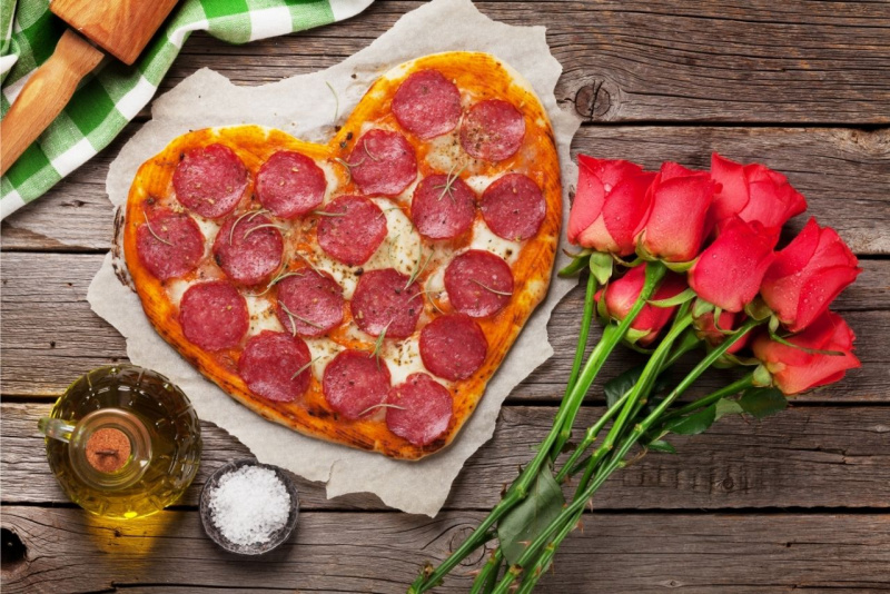 pizza a forma di cuore bouquet mazzo rose rosse olio oliva matterello