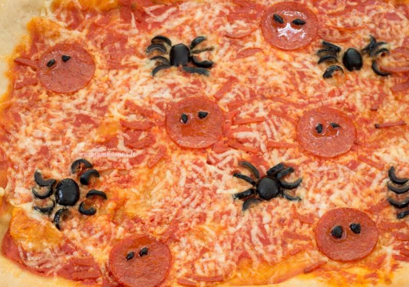 spider pizza particolare salme ragno olive nere halloween ricetta