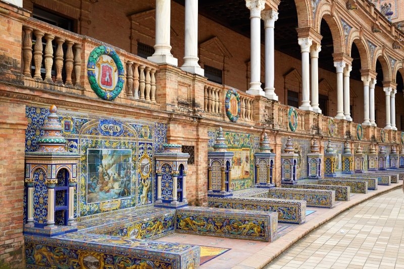 Plaza de Espaa di Siviglia medaglioni bassorilievo panchine 