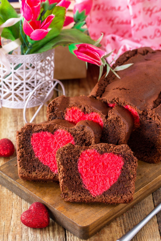 dolce san valentino plumcake al cacao con centro cuore rosso tulipani
