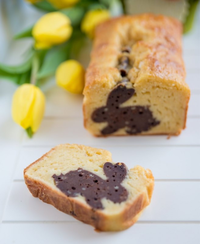 plumcake con sorpresa vaniglia cacao fiori tulipani gialli torta pasqua