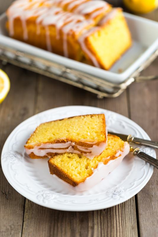 plumcake glassato dolce plum ricoperto di glassa bianca fette 