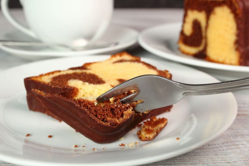 fetta plumcake variegato cioccolato vaniglia forchetta piattino tazza t