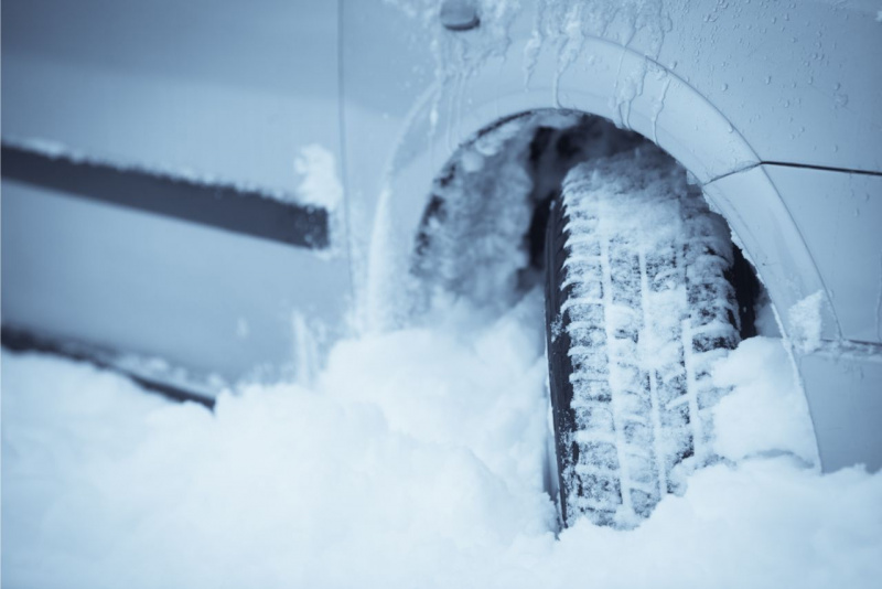 auto con pneumatici invernali sulla neve