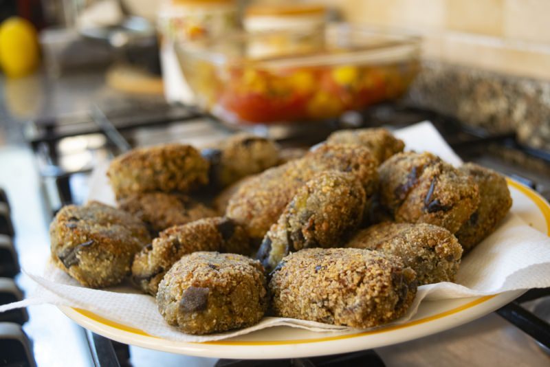 polpette di patate e melanzane frittura piatto pronto