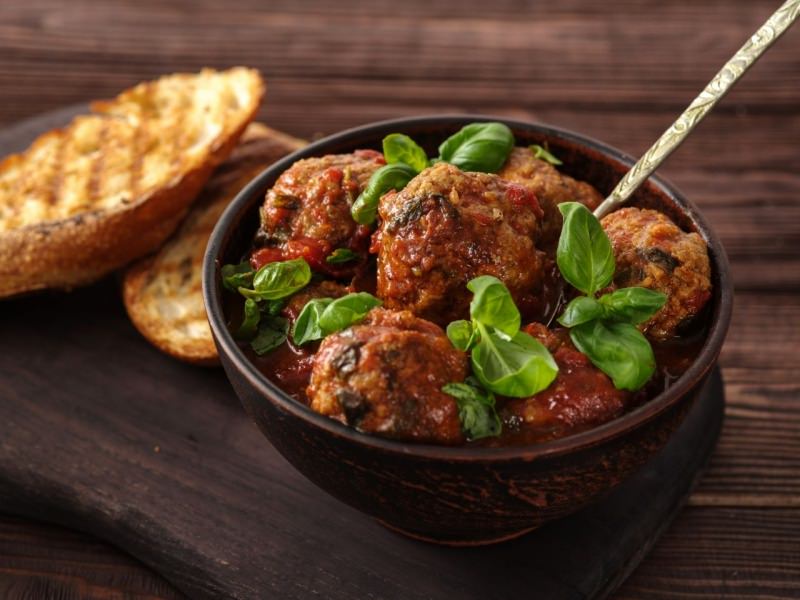 polpette di melanzane e patate ciotola pane basilico