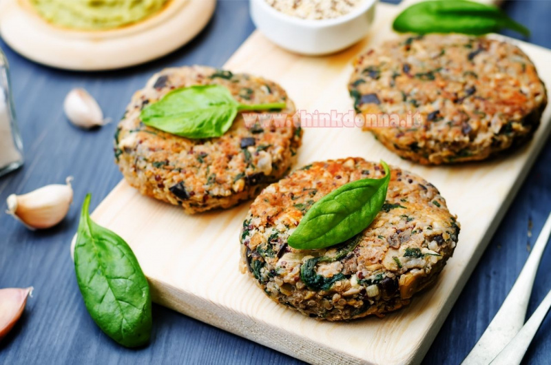 polpette di merluzzo patate spinaci foglie basilico aglio tagliere legno ciotole