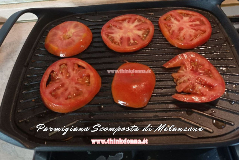 Fette di pomodoro fresco in cottura sulla piastra antiaderente ricetta thinkdonna