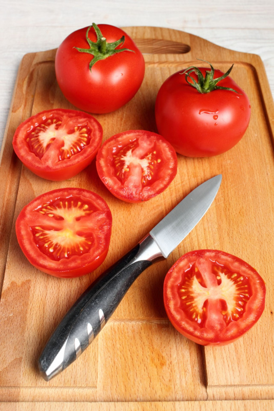 preparazione pomodori rossi su tagliere