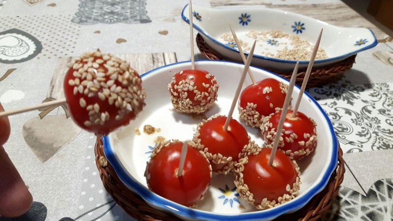 pomodorini semi di sesamo finger food