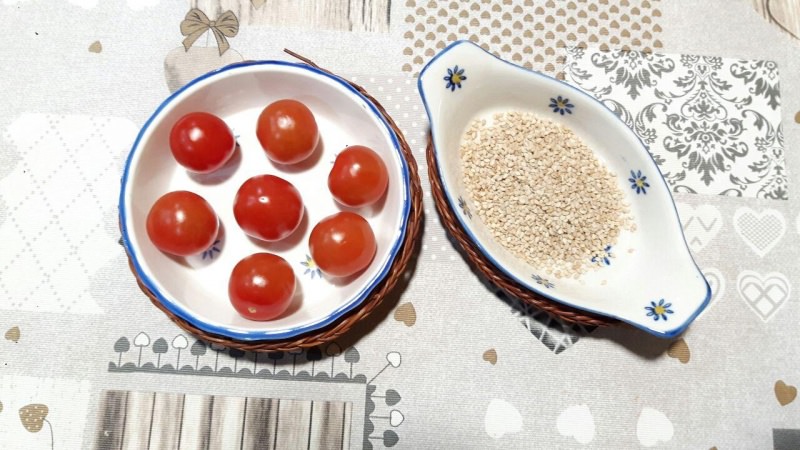 pomodorini ciliegino semi di sesamo ciotole ceramica vimini