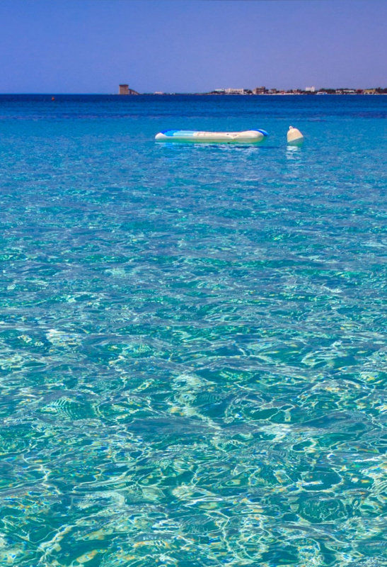 gommone galleggia mare cristallino Porto Cesareo Puglia 