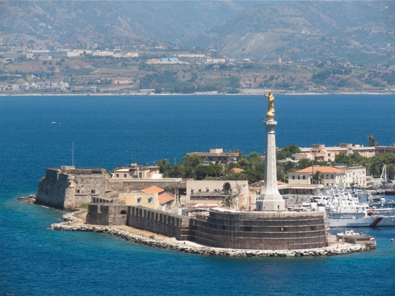 messina porto statua Madonna mare