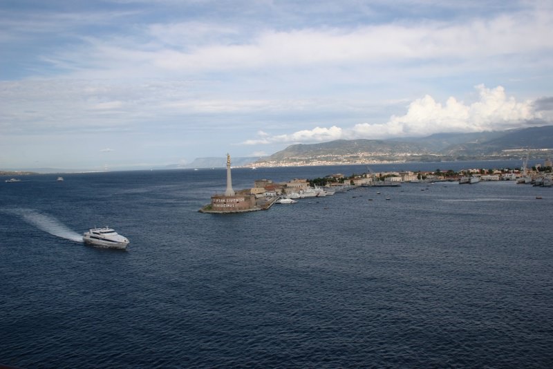 il porto di Messina mare stele Vergine Maria 