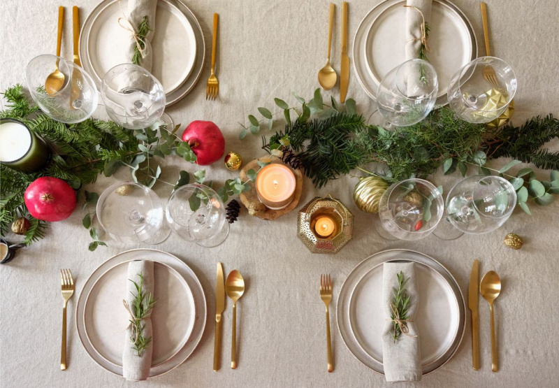 apparecchiatura natalizia piatti posate dorate calici tavola della festa