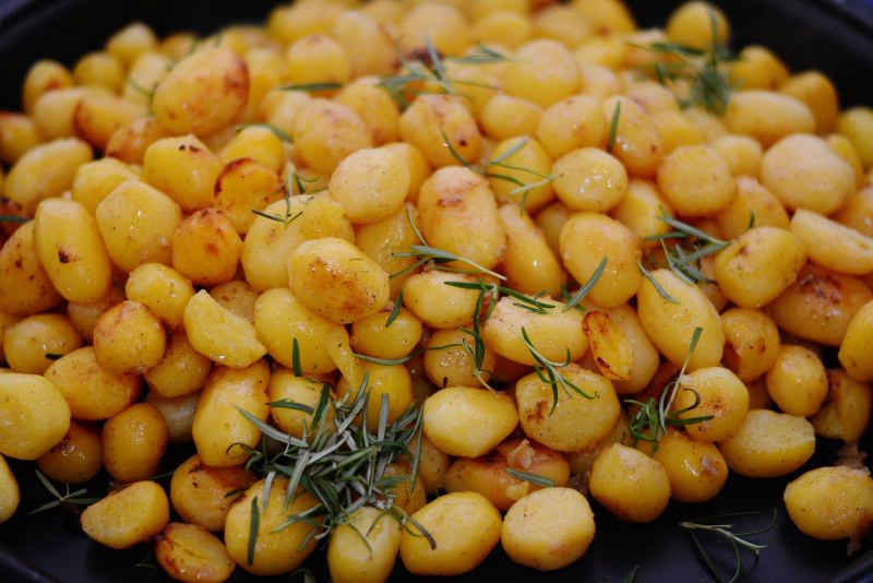 Come preparare le patate al forno croccanti | Ricetta facile novelle rosmarino