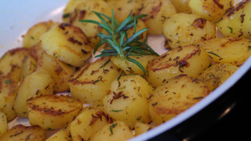 Come preparare le patate al forno croccanti | Ricetta facile piatto pronto rosmarino