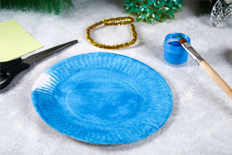 creazione decorazione natalizia piatto carta pittura azzurra pennello
