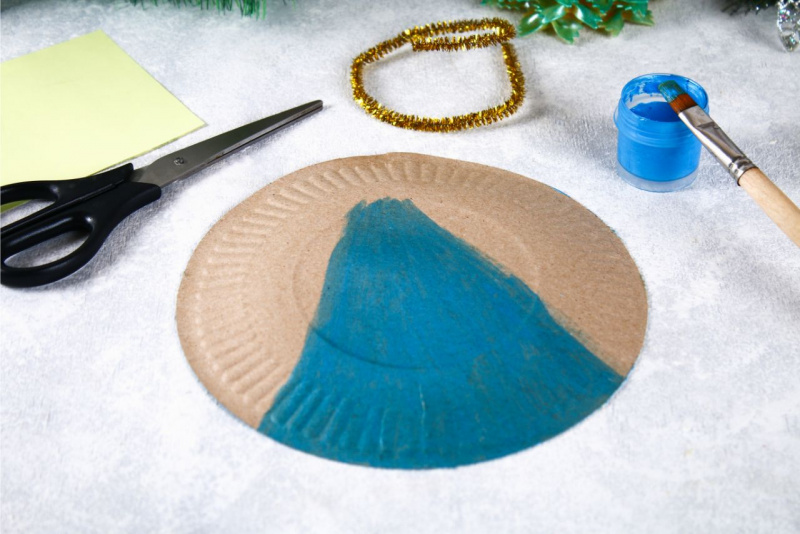 creazione decorazione natalizia angelo piatto di carta pittura azzurra
