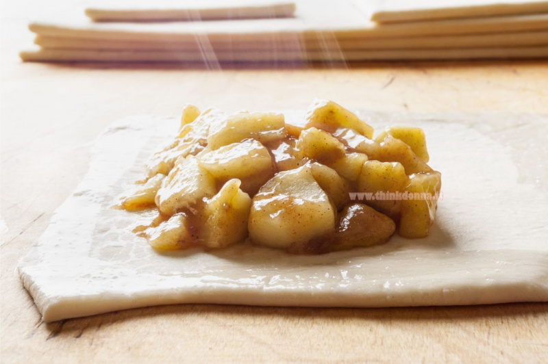 composto di mela cotto su quadrato di pastasfoglia primo piano