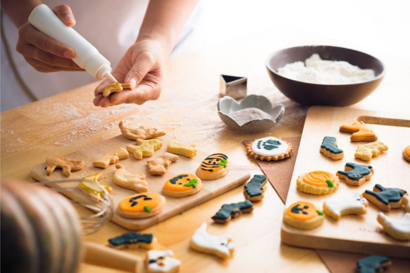 decorazioni con glassa biscotti Halloween tavola tagliere ciotola farina zucchero dolci