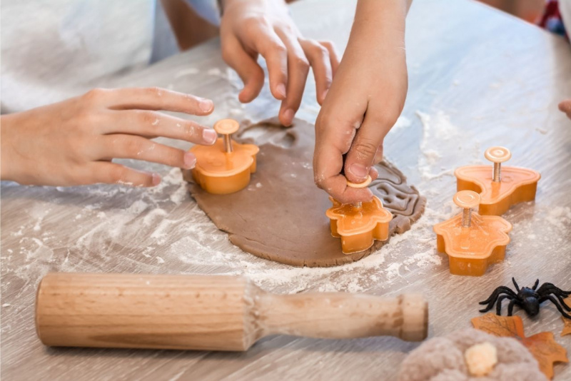 stampino per biscotti halloween mattarello preparazione