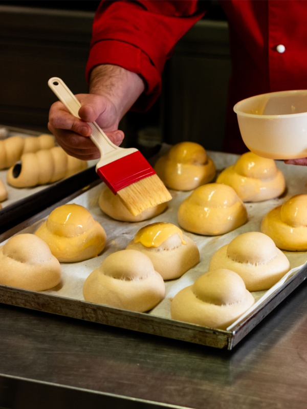 pennello passato su brioche brioscia col tuppo uovo sbattuto lucidatura teglia carta forno