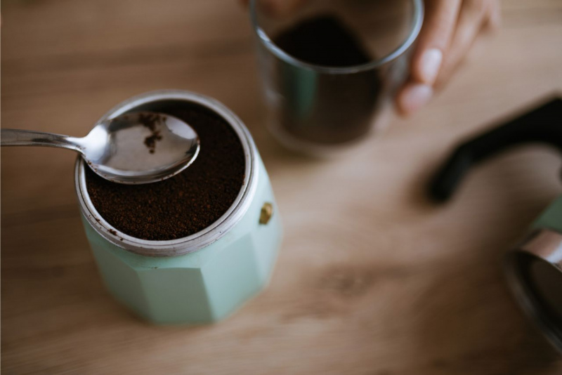 cucchiaino pressa polvere caff nel serbatoio filtro caffettiera moka