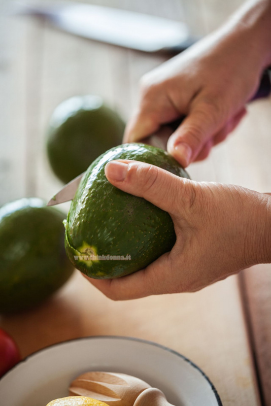 taglio avocado in senso della lunghezza mani coltello